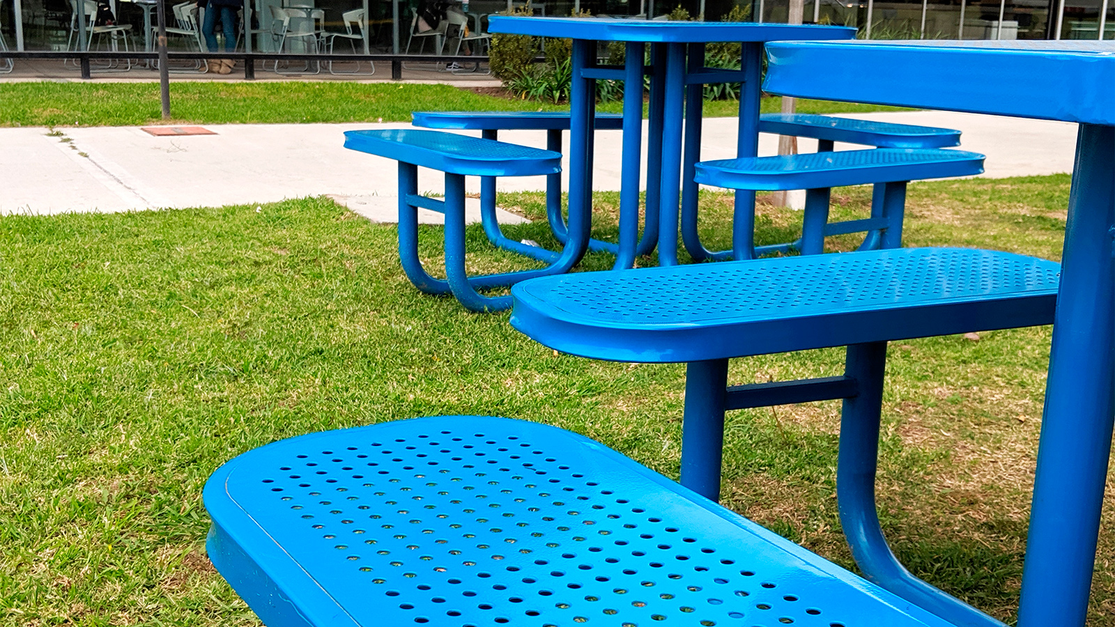 Mesa de metal para plazas y espacios urbanos