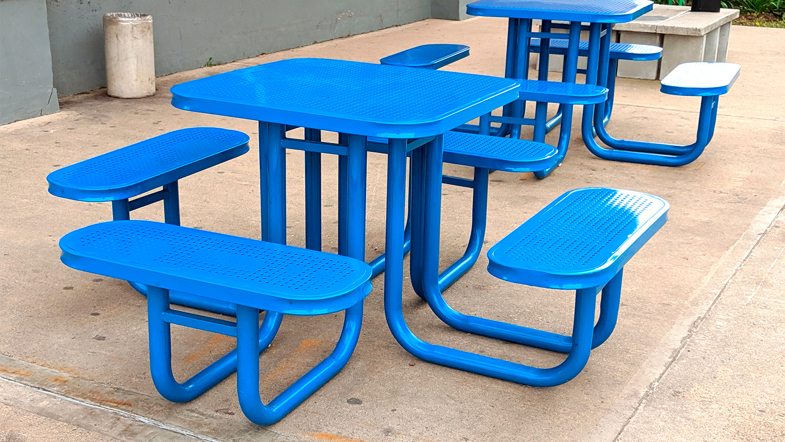 Mesa de metal para plazas y espacios urbanos