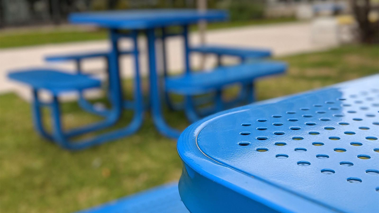 Mesa de metal para plazas y espacios urbanos