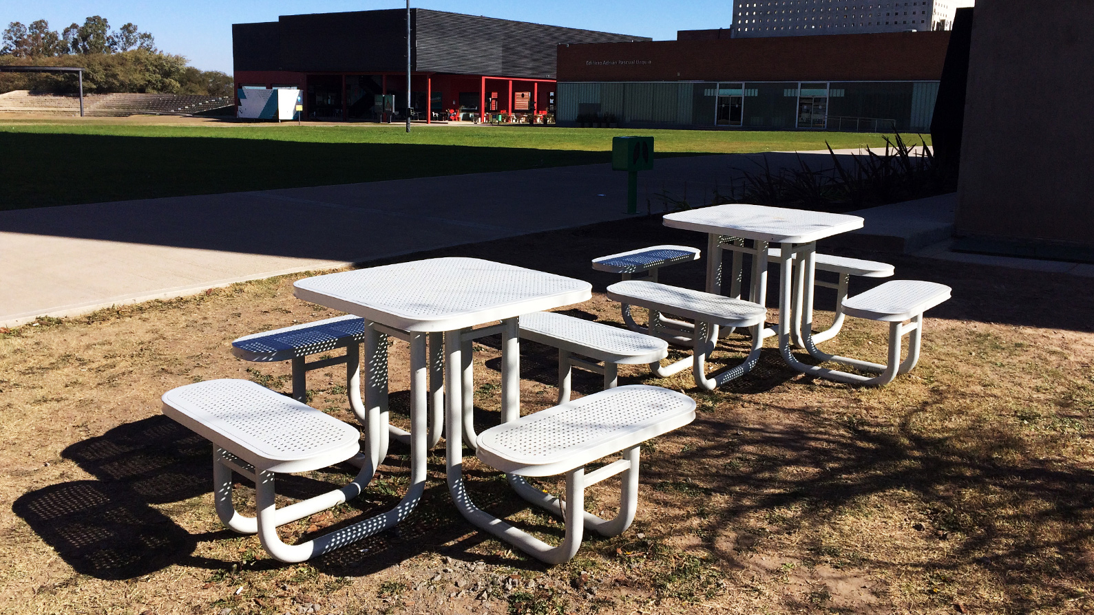 Mesa de metal para plazas y espacios urbanos